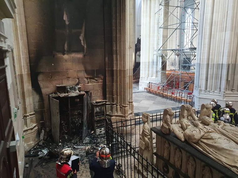 Se incendió la catedral gótica de Nantes en Francia