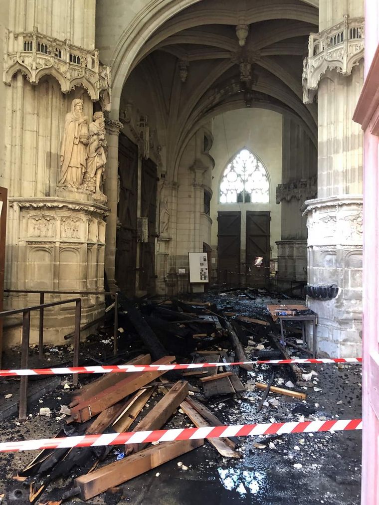 Se incendió la catedral gótica de Nantes en Francia