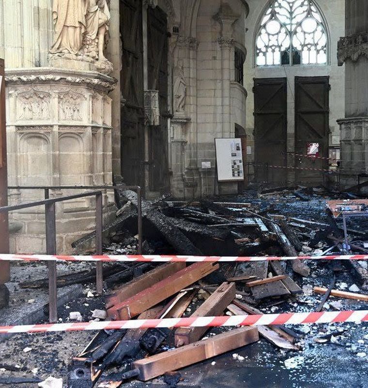 Se incendió la catedral gótica de Nantes en Francia (FOTO: TW @jaimeberenguer)