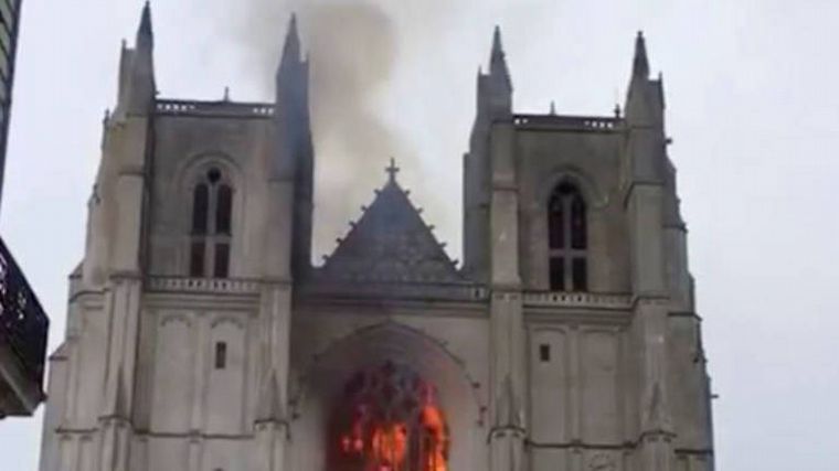 Se incendió la catedral gótica de Nantes en Francia (FOTO: TW @militia estvita_)