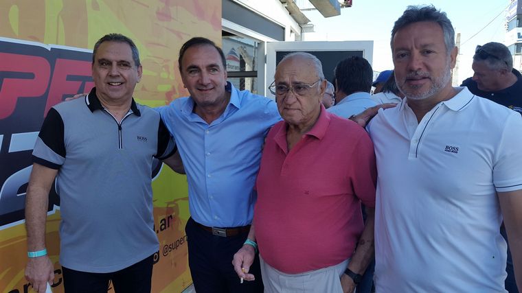 "Sprinter", socio fundador del Autódromo Cabalén, con sus dirigentes.
