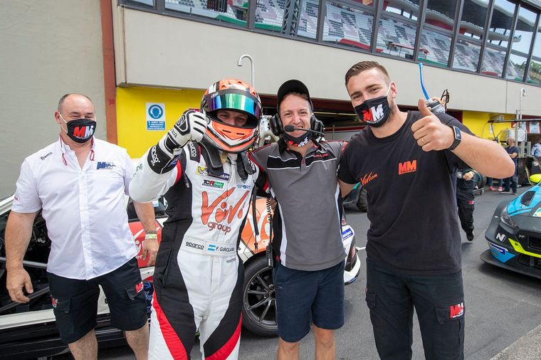 La alegría de Franco Girolami en Italia junto a su hermano Nestor.