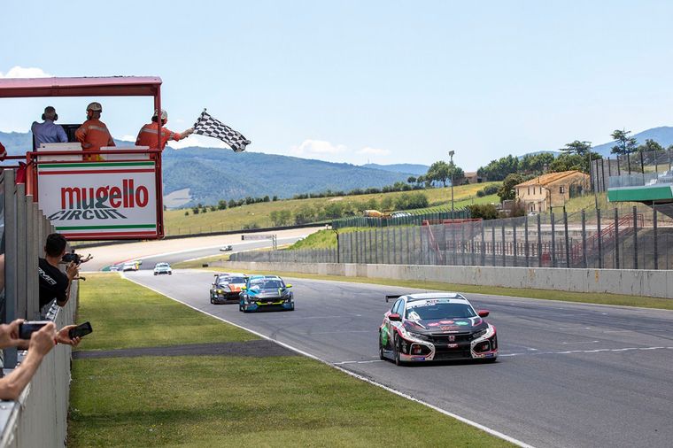 Franco Girolami recibiendo la bandera de cuadros en Mugello, Italia.