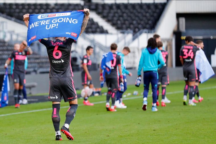 El Leeds de Marcelo Bielsa festejó el ascenso en la casa del Derby County.