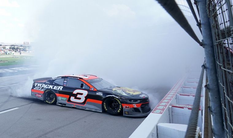 El piloto de Carolina del Norte festeja haciendo trompos, al final de la Texas 500