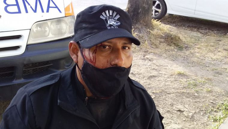 Policías golpeados en Salta