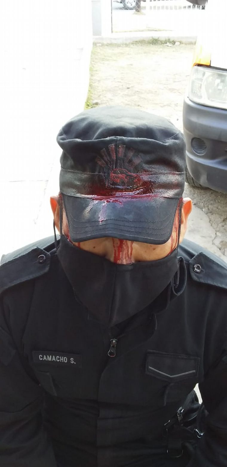 Policías golpeados en Salta