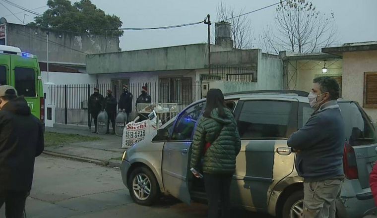La tensión no cede frente a la casa del jubilado.