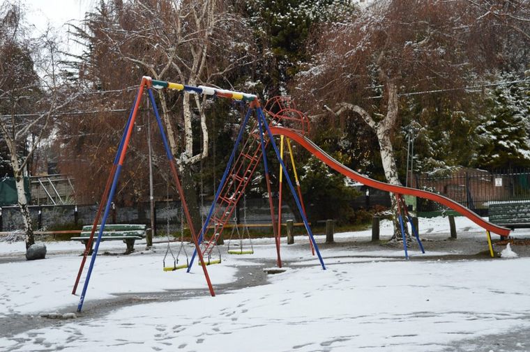 La intensa nieve cubrió de blanco a Bariloche.