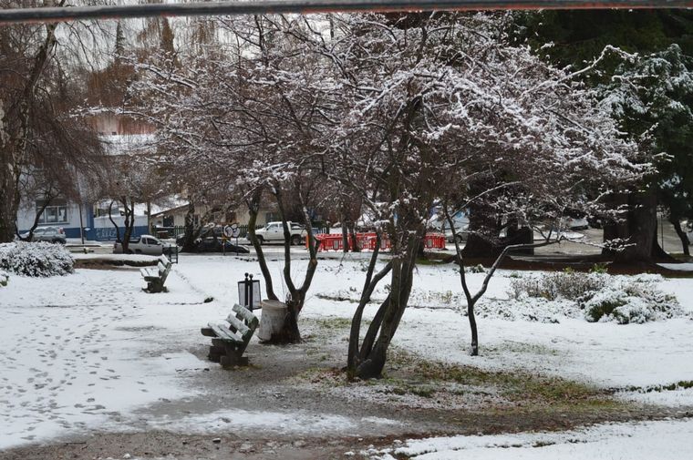La intensa nieve cubrió de blanco a Bariloche.