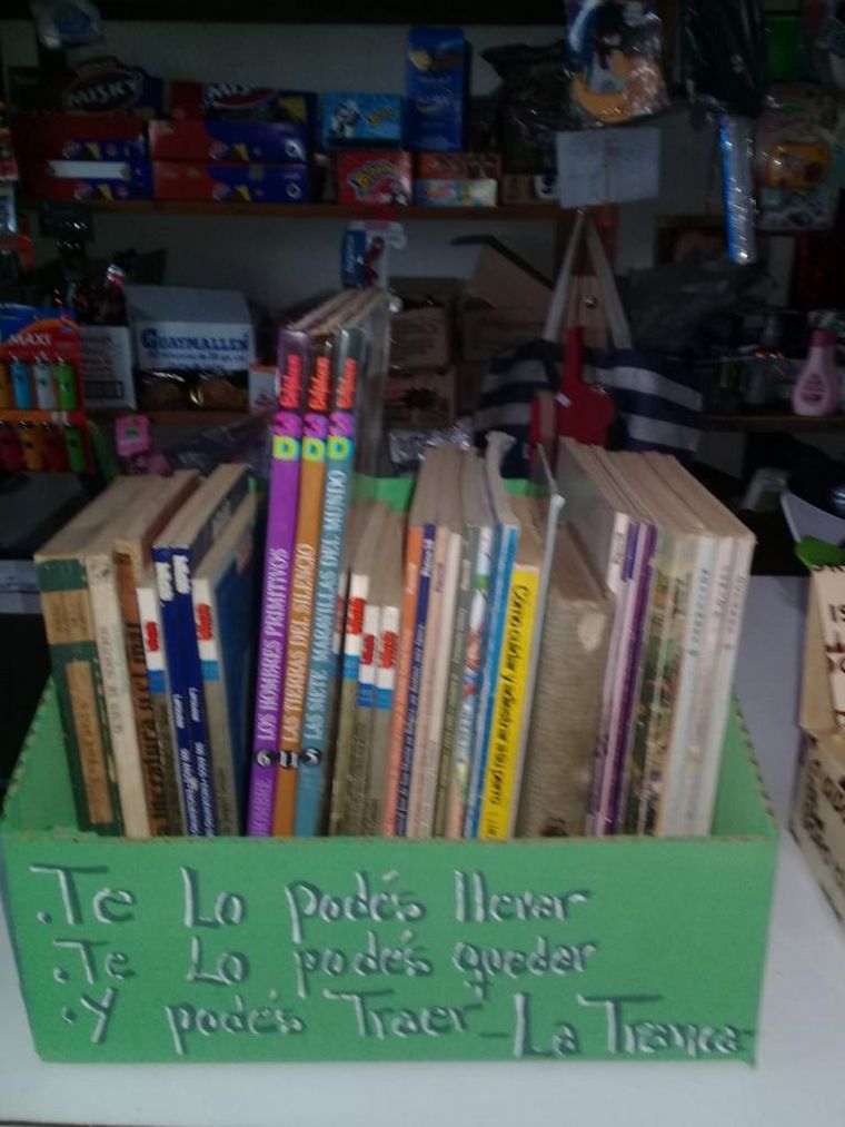 Una pulpería de pueblo ofrece libros gratuitos a sus clientes