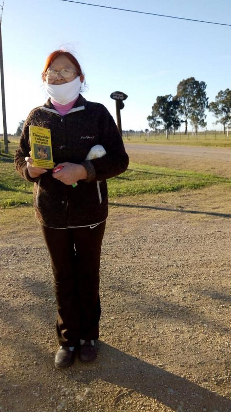 Una pulpería de pueblo ofrece libros gratuitos a sus clientes