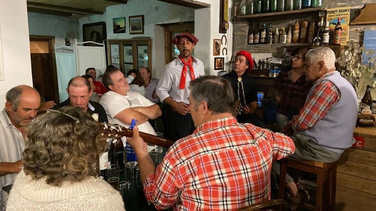 Una pulpería de pueblo ofrece libros gratuitos a sus clientes