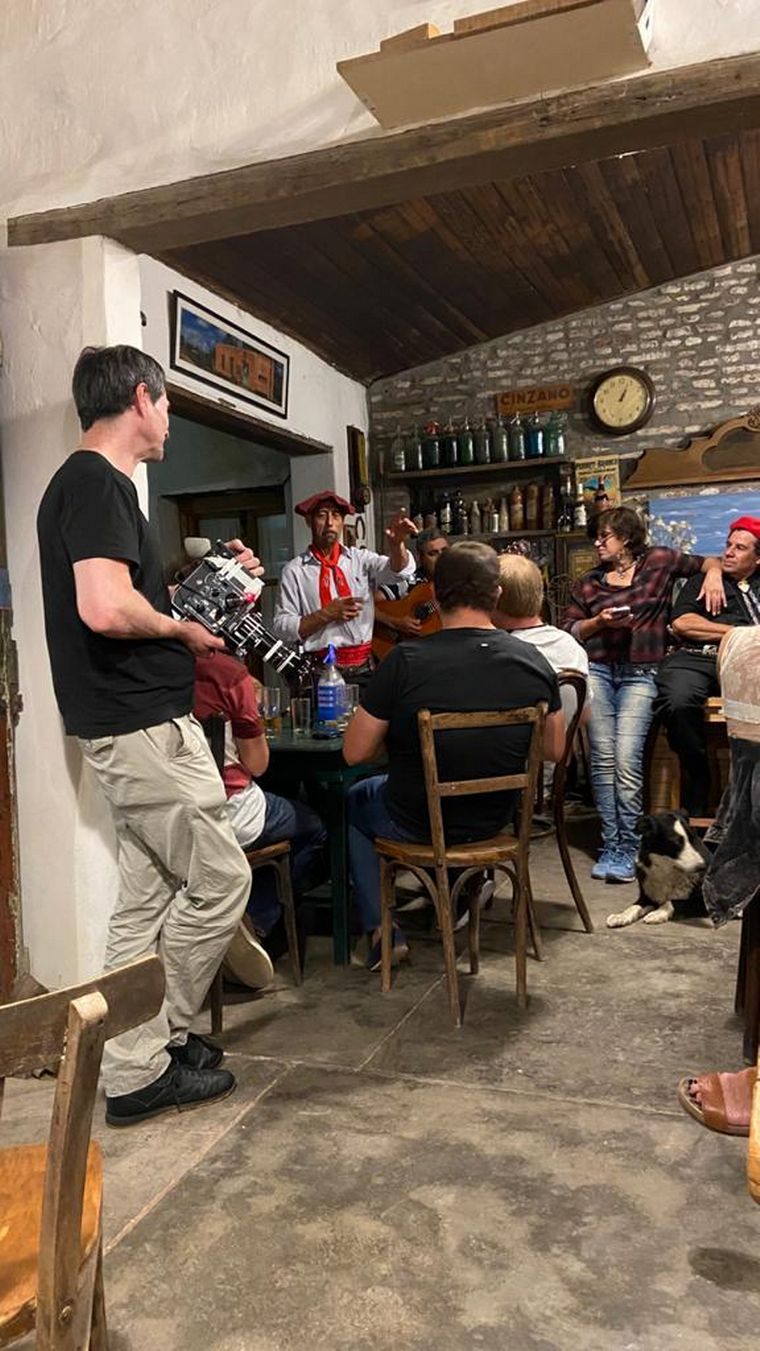 Una pulpería de pueblo ofrece libros gratuitos a sus clientes