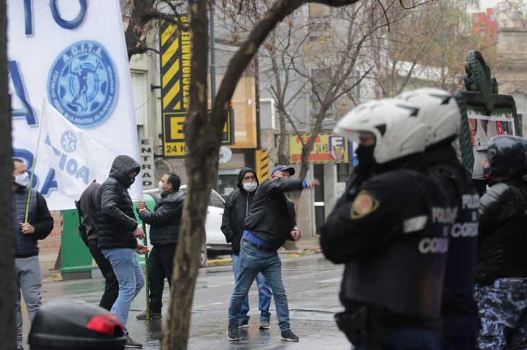 Disturbios de los choferes de Aoita frente al edificio de Fetap.