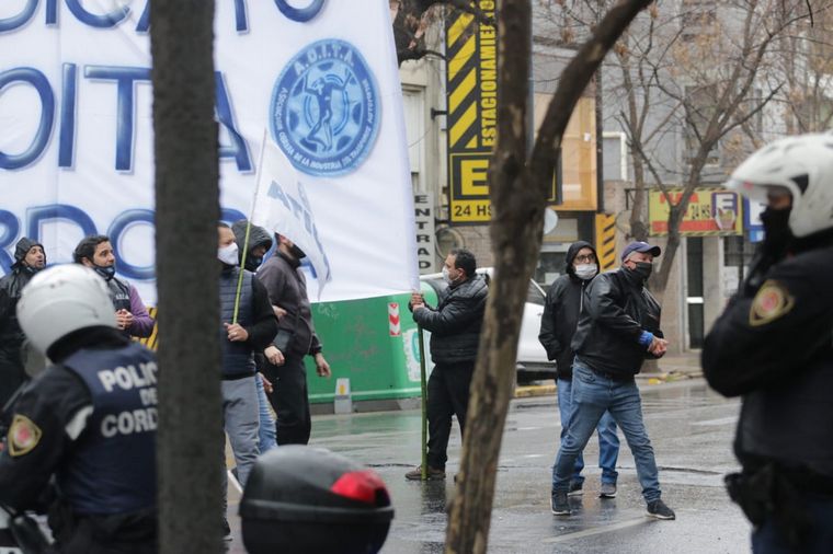 Disturbios de los choferes de Aoita frente al edificio de Fetap.