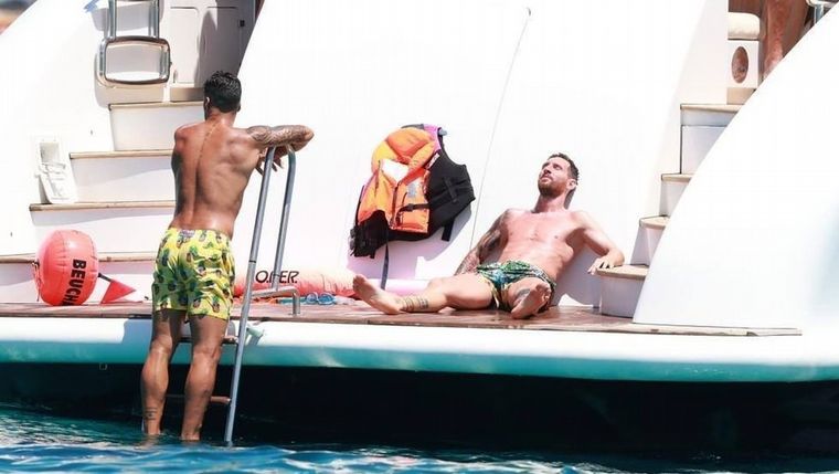 FOTO: Lionel Messi y su familia en Ibiza.