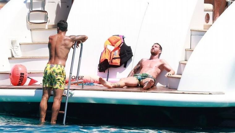 Las familias de Messi y Suárez descansan en Ibiza.