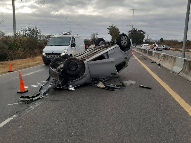 Producto del impacto, el auto volcó y quedó acostado sobre la calzada.