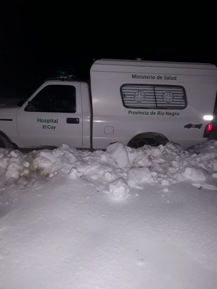Las nevadas aislaron a un pueblo en Río Negro.