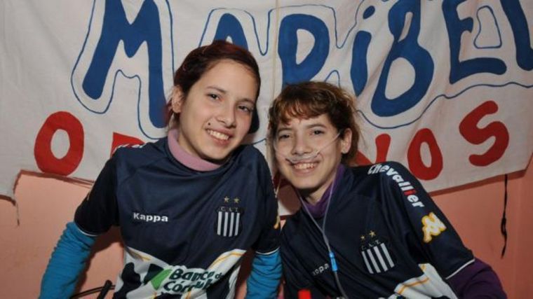 Maribel Oviedo junto a su melliza Marisol, quien murió por fibrosis quística.