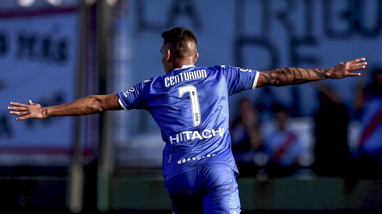 Vélez confirmó que Rciardo Centurión continuará en el club.