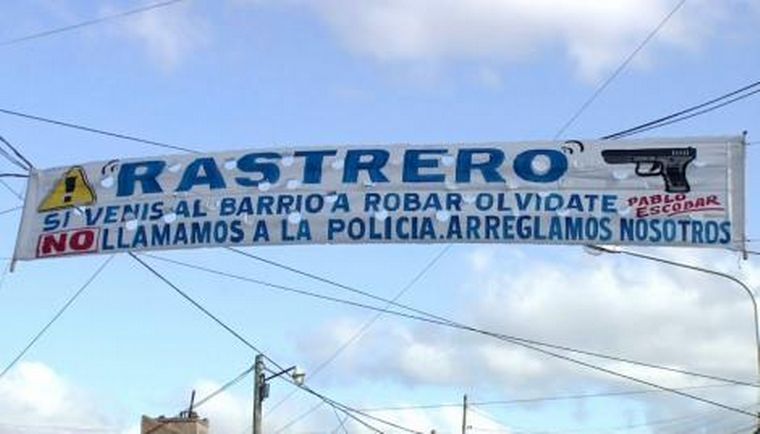 Cansados de la inseguridad, vecinos del Conurbano pusieron un pasacalle.
