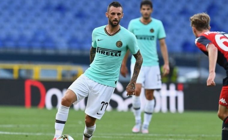 Inter ganó de visitante al Genoa y se acerca a Juventus.