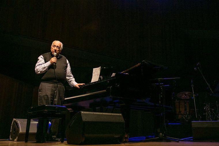 FOTO: Falleció a los 83 años el pianista, creador y maestro Manolo Juárez