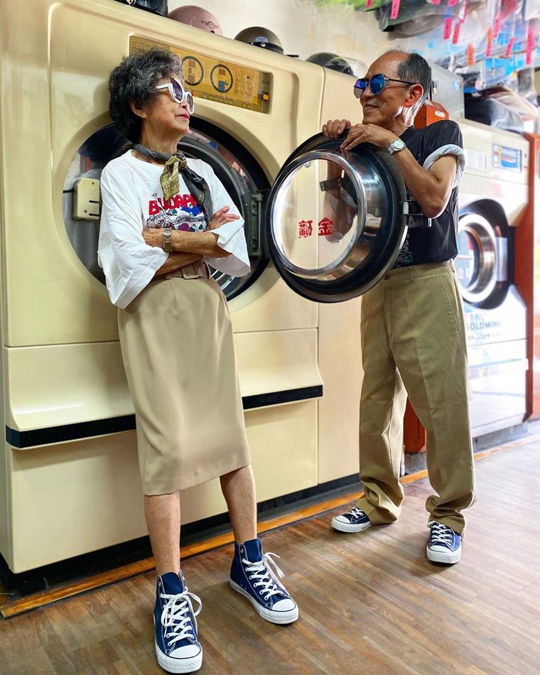 FOTO: Abuelos posan para su nieto con ropa olvidada en su lavandería.