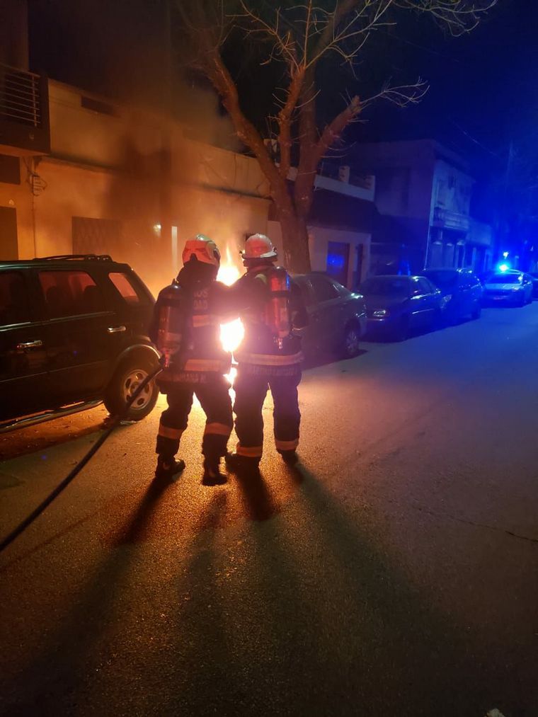 AUDIO: Explosión en Villa Crespo: se incendiaron 7 autos y 6 motos