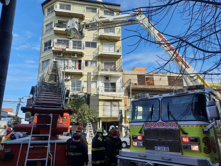 Incendio en Ramos Mejía,Buenos Aires: tres muertos. (FOTO @uliseslenz)