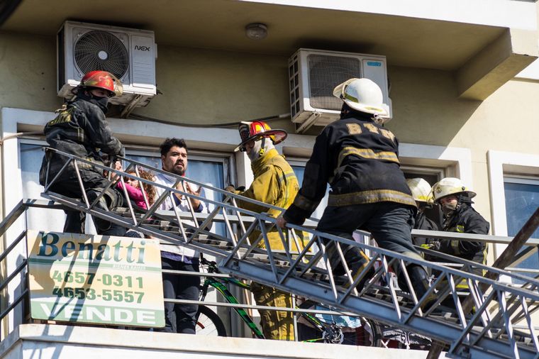 Incendio en Ramos Mejía,Buenos Aires: tres muertos. (FOTO @maverickmaxi)
