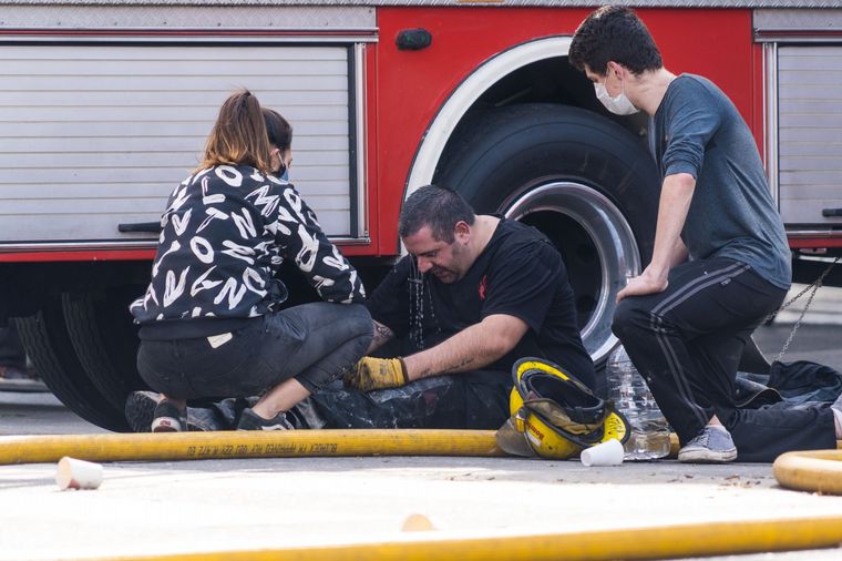 Incendio en Ramos Mejía,Buenos Aires: tres muertos. (FOTO @maverickmaxi)