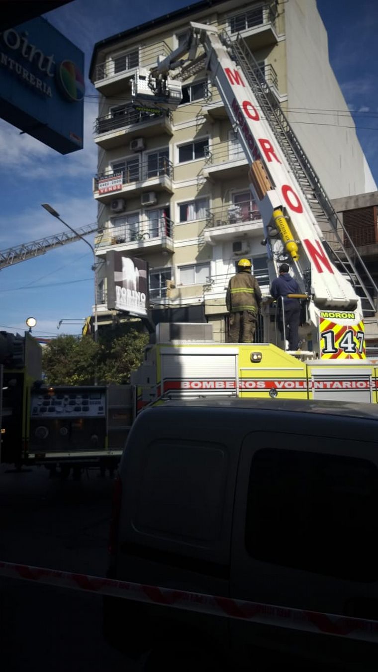 Incendio en Ramos Mejía,Buenos Aires: tres muertos. (FOTO @aldyybarra)