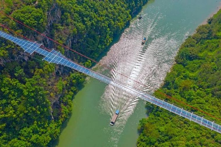 FOTO: Inauguraron un puente de vidrio en China, por el que pueden circular vehículos.