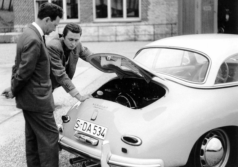 FOTO: En 1958, aun pleno de éxitos, Ferry Porsche sabe que hay que reemplazar el 356