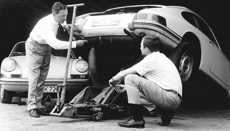 FOTO: 1963 Porsche Design Studio: H. Klie, H. Ploch, H. Springmann, E. Bolt y Butzi Porsche