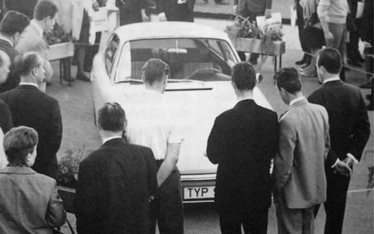 El nuevo coche se presenta en el Salón de Frankfurt de 1963 como Porsche 901