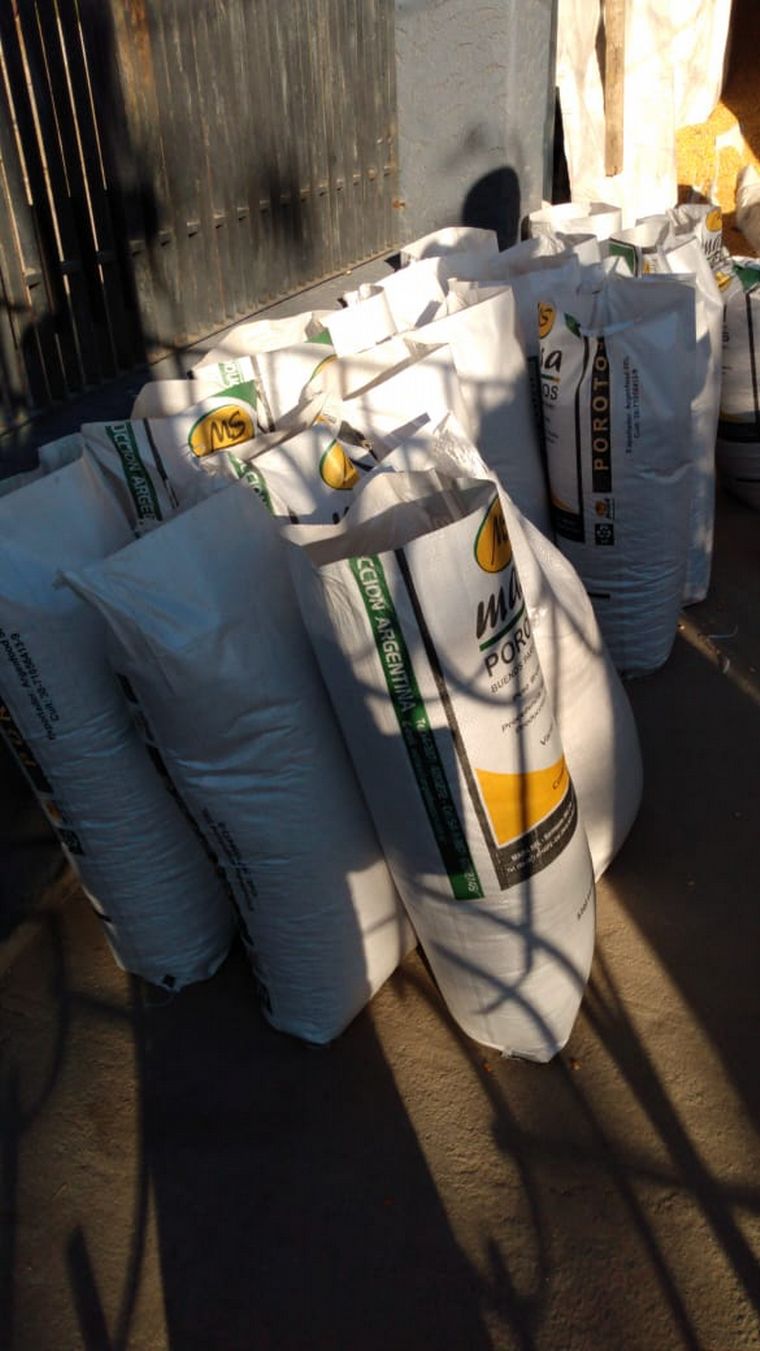 Recuperan 5 toneladas de maíz robado de vagón descarrilado.