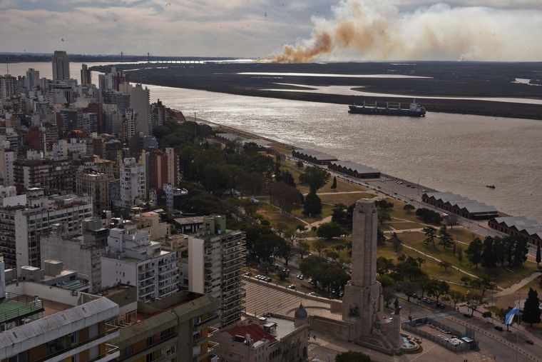 Quema de humedales a orillas del Paraná