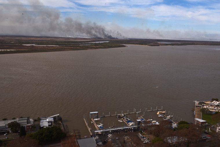 Quema de humedales a orillas del Paraná