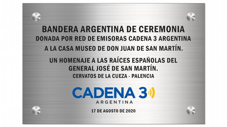 Cadena 3 donó una bandera nacional a la casa de los padres de San Martín.
