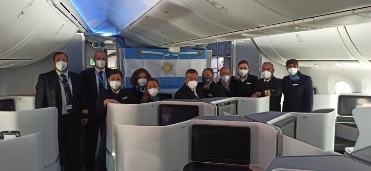El personal de Air Europa junto a la bandera argentina en pleno vuelo a España.