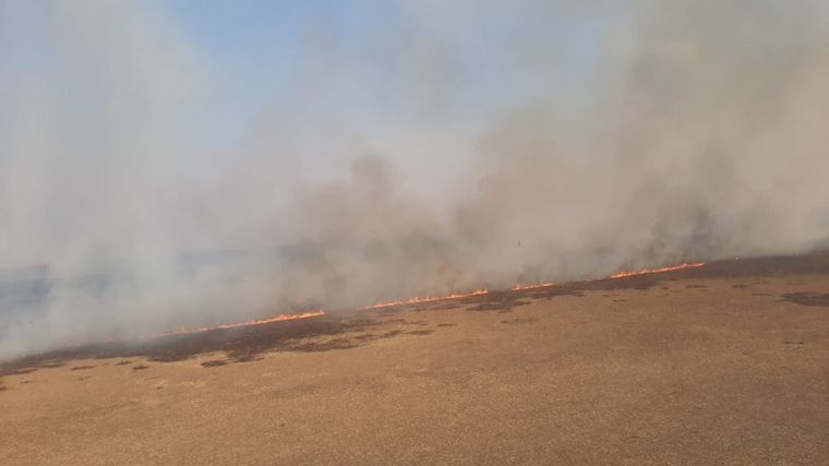FOTO: Un incendio afectó un campo cerca de la autopista a Carlos Paz.