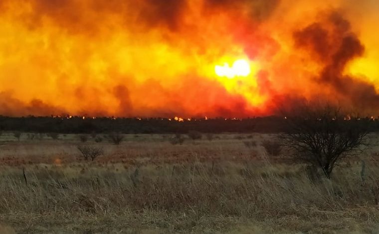 FOTO: El clima potencia los incendios en las sierras de Córdoba.