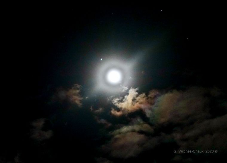 La espectacular conjunción entre la Luna, Júpiter y Saturno (FOTO: @wilcheschaux)