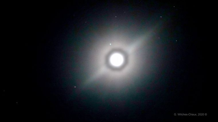 La espectacular conjunción entre la Luna, Júpiter y Saturno (FOTO: @wilcheschaux)