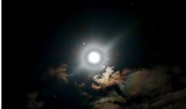 La espectacular conjunción entre la Luna, Júpiter y Saturno (FOTO: @wilcheschaux)