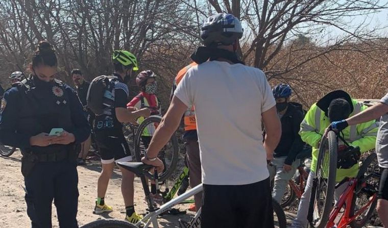 Córdoba: multaron a ciclistas, les confiscaron sus bicicletas y los dejaron varados.